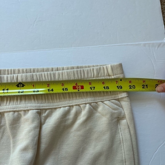 Fabletics Flare Jogger Sweatpants New with Tags Beige size 1x - Picture 4 of 6
